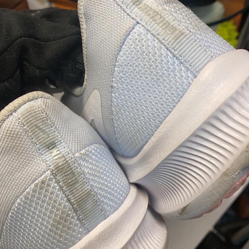Sneakers - Picture 4 of 5